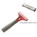 Скребок для пола с длинной ручкой.